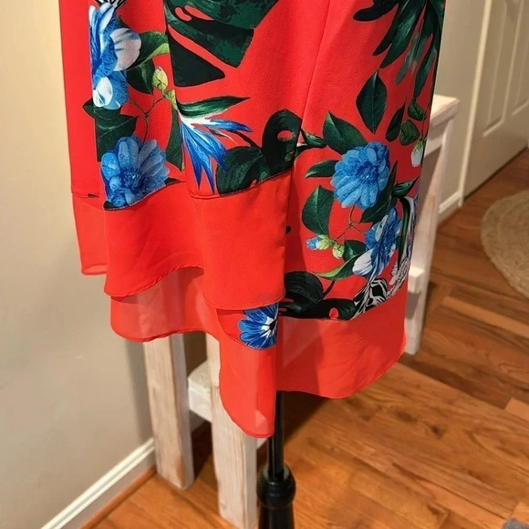#32 Gorgeous Vince Camuto Red Floral Sleeveless Top Sz Large - Picture 3 of 10